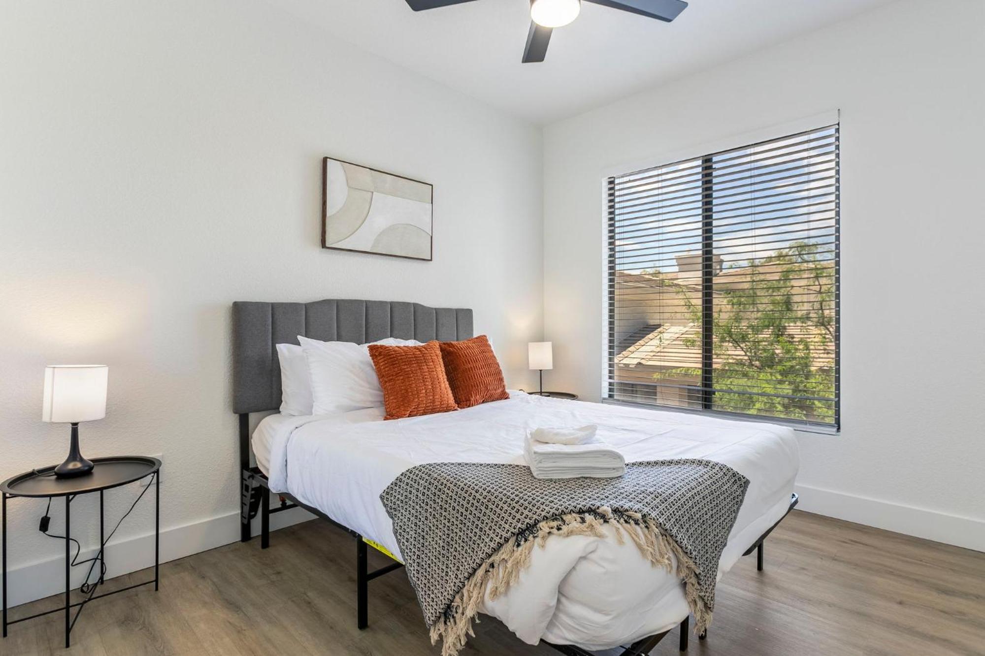 Apartment 2br Cozysuites At Kierland Commons With Pool #09