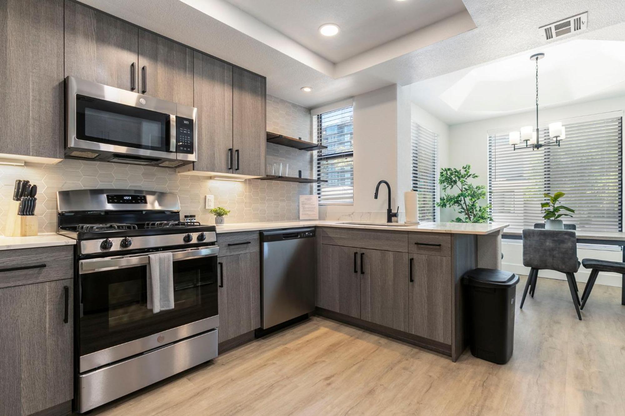 2br Cozysuites At Kierland Commons With Pool #09